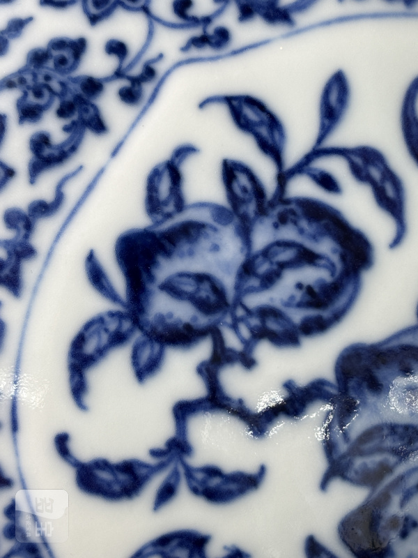 清乾隆 青花缠枝莲开光福寿纹绶带耳抱月瓶 - 图23